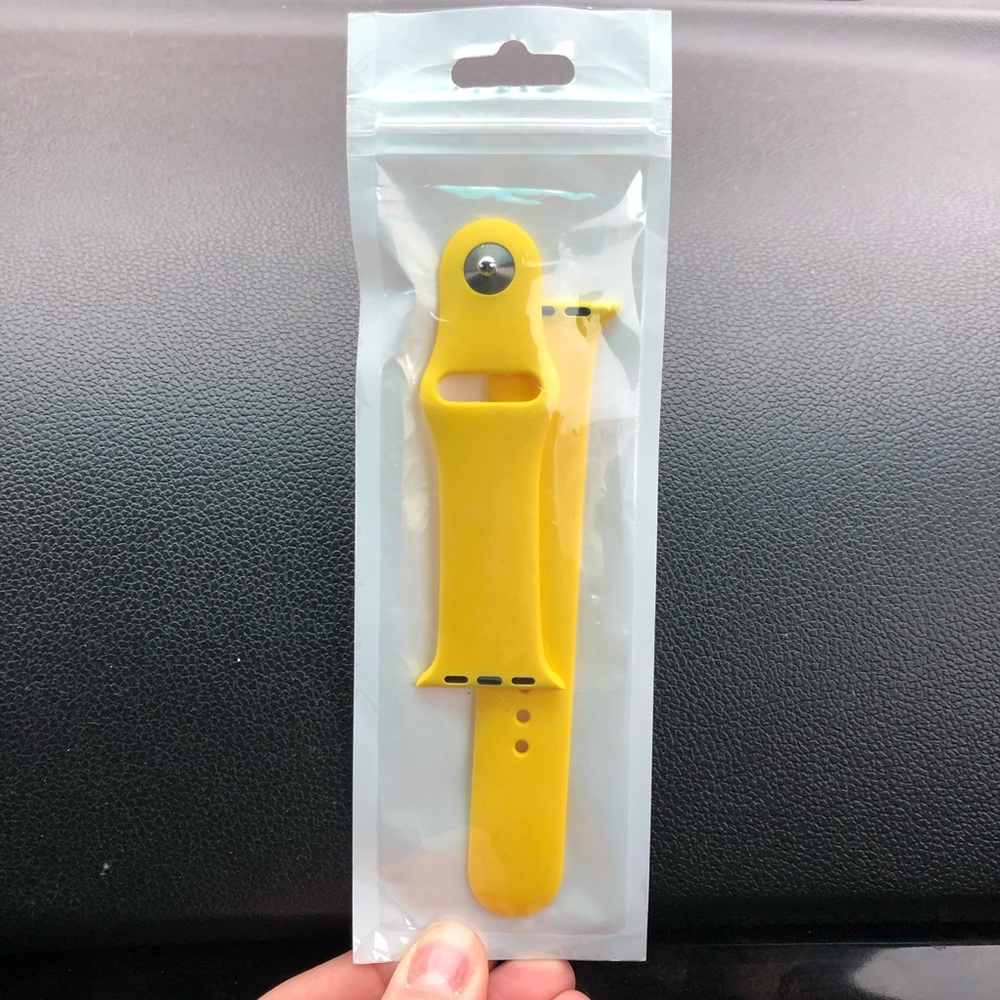 Yellow Apple Watch - Picture 3 of 5